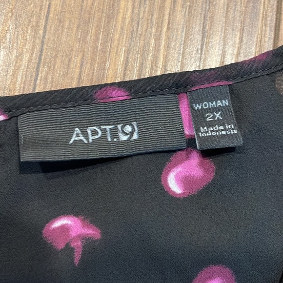 Apt. 9 plus top - Picture 2 of 2